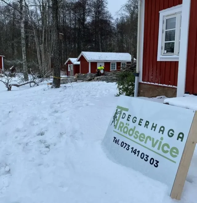 Skylt med kontaktinformation för trädfällning i Tingsryd